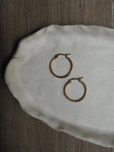 Cargar imagen en el visor de la galería, Pendientes aros 25 mm · Acero dorado 316L baño oro 18K