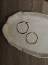 Cargar imagen en el visor de la galería, Pendientes aros 35 mm · Acero dorado 316L baño oro 18K