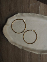 Cargar imagen en el visor de la galería, Pendientes aros 45 mm · Acero dorado 316L baño oro 18K