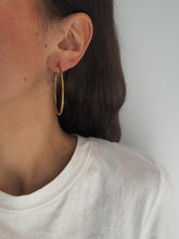 Cargar imagen en el visor de la galería, Pendientes aros 50 mm · Acero dorado 316L baño oro 18K