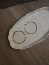 Cargar imagen en el visor de la galería, Pendientes aros 50 mm · Acero dorado 316L baño oro 18K