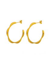 Cargar imagen en el visor de la galería, Pendientes aros onditas 30mm · Acero dorado 316L baño oro 18k