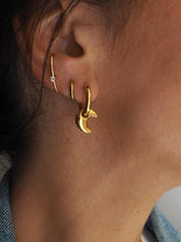 Cargar imagen en el visor de la galería, Pendiente aro luna 18mm - Acero dorado 316L baño oro 18k - par 25€ unidad 13€