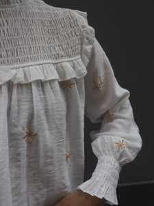Blusa estrellas bordadas blanca