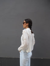 Cargar imagen en el visor de la galería, Blusa estrellas bordadas blanca