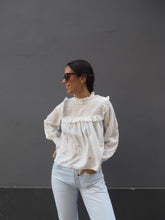 Cargar imagen en el visor de la galería, Blusa estrellas bordadas blanca