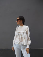 Cargar imagen en el visor de la galería, Blusa estrellas bordadas blanca