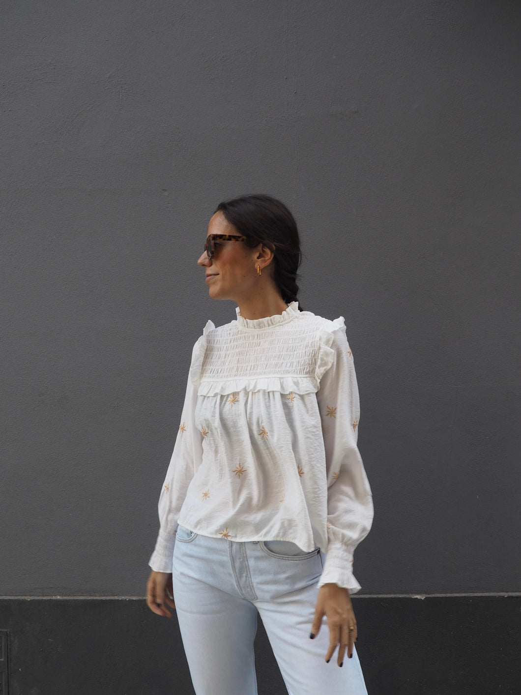 Blusa estrellas bordadas blanca