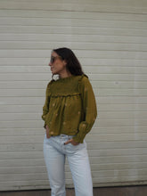 Cargar imagen en el visor de la galería, Blusa estrellas bordadas verde