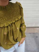 Cargar imagen en el visor de la galería, Blusa estrellas bordadas verde