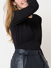 Cargar imagen en el visor de la galería, Camiseta fruncida negra