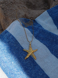 Collar Carcavelos · Colgante latón baño oro 18k y cadena acero dorado 316L baño oro 18k