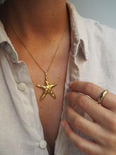 Cargar imagen en el visor de la galería, Collar Carcavelos · Colgante latón baño oro 18k y cadena acero dorado 316L baño oro 18k