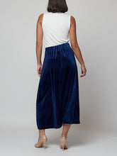 Cargar imagen en el visor de la galería, Falda velvet azul marino