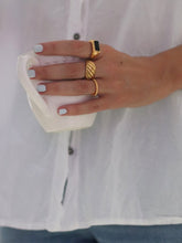 Cargar imagen en el visor de la galería, Anillo mineral ónyx negro - acero dorado baño oro 24k