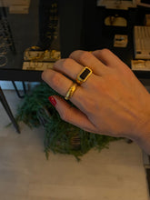 Cargar imagen en el visor de la galería, Anillo mineral ónyx negro - acero dorado baño oro 24k