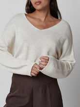 Cargar imagen en el visor de la galería, Jersey beige escote pico
