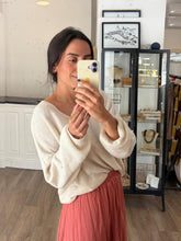Cargar imagen en el visor de la galería, Jersey beige escote pico