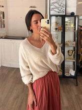 Cargar imagen en el visor de la galería, Jersey beige escote pico