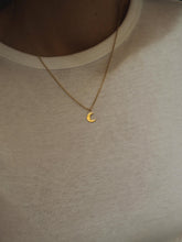 Cargar imagen en el visor de la galería, Collar Luna - Acero dorado 316L baño oro 18k