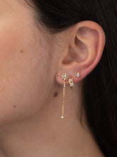 Cargar imagen en el visor de la galería, Pendiente flor circonitas cadena - Plata 925 baño oro 18k - par 25€ unidad 13€