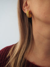 Cargar imagen en el visor de la galería, Pendientes aros trenzado 20mm · Acero dorado 316L baño oro 24K