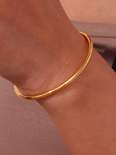 Cargar imagen en el visor de la galería, Pulsera esclava rígida - Acero dorado 316L baño oro 18k