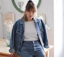 Cargar imagen en el visor de la galería, VINTAGE DENIM JACKET TONO CLARO - VARIAS TALLAS DISPONIBLES