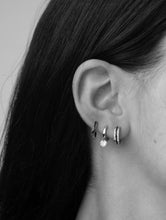 Cargar imagen en el visor de la galería, PENDIENTES ARO ENAMEL NEGRO 13mm - PLATA 925 - par 25€ unidad 13€