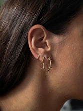 Cargar imagen en el visor de la galería, Pendientes aro 25 mm · Acero dorado 316L baño oro 18k · par 22€ unidad 11,50€