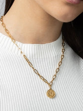 Cargar imagen en el visor de la galería, COLLAR MONEDA SUIZA - ACERO DORADO BAÑO ORO 18K