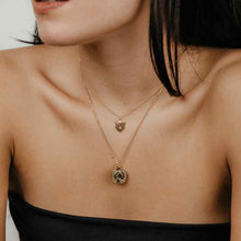 Cargar imagen en el visor de la galería, Collar moneda Elizabeth • Acero dorado 316L baño oro 18K