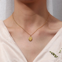 Cargar imagen en el visor de la galería, Collar ROSA - acero dorado baño oro 24K