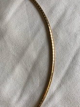 Cargar imagen en el visor de la galería, Collar semi rígido • Acero dorado 316L baño oro 18k