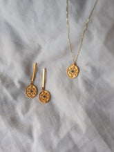 Cargar imagen en el visor de la galería, PACK: COLLAR + PENDIENTES BARRA DELHI - PLATA BAÑO ORO 24K