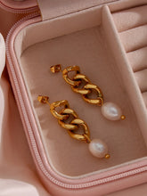 Cargar imagen en el visor de la galería, PENDIENTE ESLABÓN PERLA 44 mm - ACERO DORADO INOXIDABLE BAÑO ORO 24K