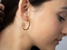 Cargar imagen en el visor de la galería, Pendientes aros onditas 25MM · acero dorado baño oro 24K