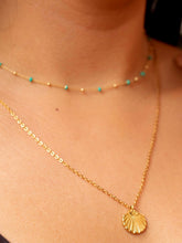 Cargar imagen en el visor de la galería, Collar CONCHA • acero dorado baño oro 18K