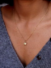 Cargar imagen en el visor de la galería, Collar flor de loto - Plata baño oro 18k
