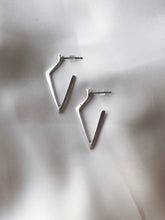 Cargar imagen en el visor de la galería, PENDIENTES GEOMETRIC 002 - PLATA VIEJA - par 25€ unidad 13€