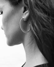 Cargar imagen en el visor de la galería, Pendientes aros RABAT - Plata vieja
