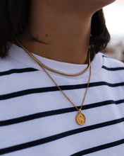 Cargar imagen en el visor de la galería, Collar Yin Yang • Acero dorado 316L baño oro 18K