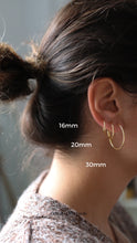 Cargar imagen en el visor de la galería, Pendientes aro 30mm - Plata baño oro 18K - par 22€ unidad 11,50€